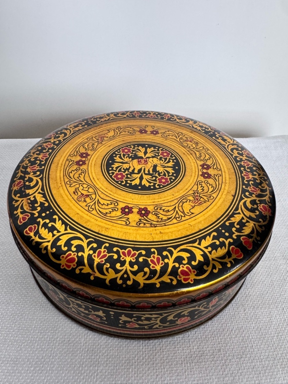 Vintage 1920โs William Crawford & Sons Biscuit Tin